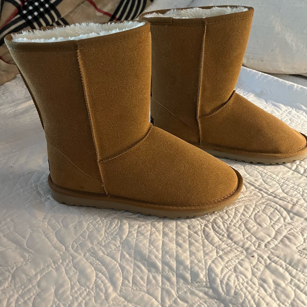 Kookaburra by Ugg women’s size 9 boots